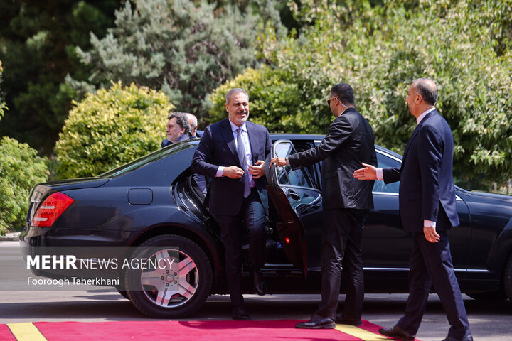 حسین امیر عبداللهیان، وزیر امور خارجه ایران در حال استقبال از هاکان فیدان، وزیر امور خارجه ترکیه در محل دیدار وزرای خارجه ترکیه و ایران است