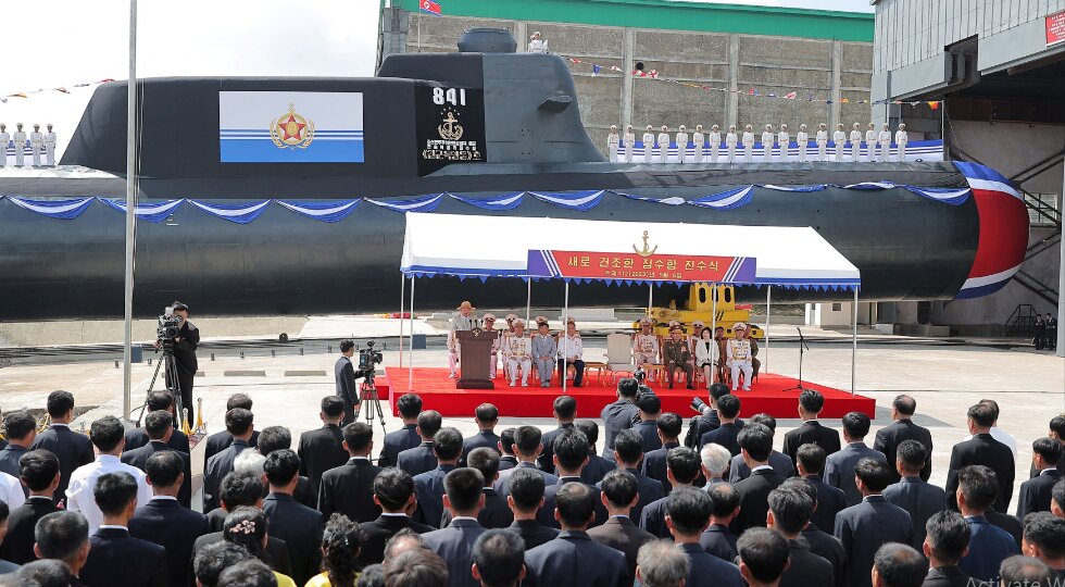 رونمایی کره شمالی از زیردریایی هسته‌ای جدید+ عکس