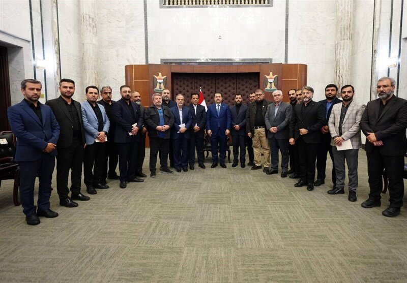 A group of Iranian media activists meet with Iraqi PM