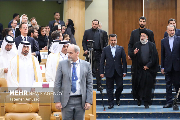 حسین امیر عبداللهییان وزیر امور خارجه ایران ، حجت الاسلام سید ابراهیم رئیسی رئیس جمهور و علی سلاجقه رئیس سازمان حفظ محیط زیست در حال ورود به محل برگزاری اجلاس بین المللی مقابله با توفان های ماسه و گرد وغبار در سالن اجلاس سران هستند
