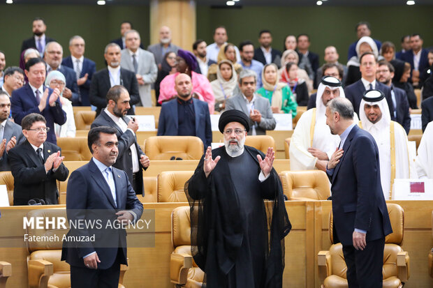 حسین امیر عبداللهییان وزیر امور خارجه ایران ، حجت الاسلام سید ابراهیم رئیسی رئیس جمهور و علی سلاجقه رئیس سازمان حفظ محیط زیست در حال ورود به محل برگزاری اجلاس بین المللی مقابله با توفان های ماسه و گرد وغبار در سالن اجلاس سران هستند