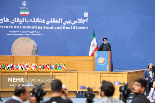 حجت الاسلام سید ابراهیم رئیسی رئیس جمهور در حال سخنرانی در اجلاس بین المللی مقابله با توفان های ماسه و گرد وغبار در سالن اجلاس است 