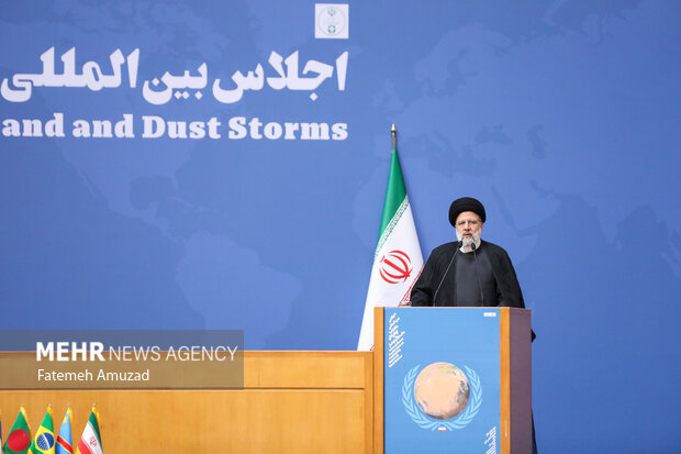 حجت الاسلام سید ابراهیم رئیسی رئیس جمهور در حال سخنرانی در اجلاس بین المللی مقابله با توفان های ماسه و گرد وغبار در سالن اجلاس است 