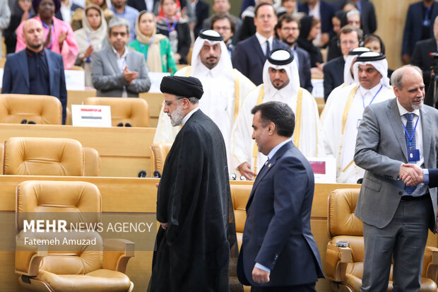 حجت الاسلام سید ابراهیم رئیسی رئیس جمهور و علی سلاجقه رئیس سازمان حفظ محیط زیست در حال ورود به محل برگزاری اجلاس بین المللی مقابله با توفان های ماسه و گرد وغبار در سالن اجلاس سران هستند