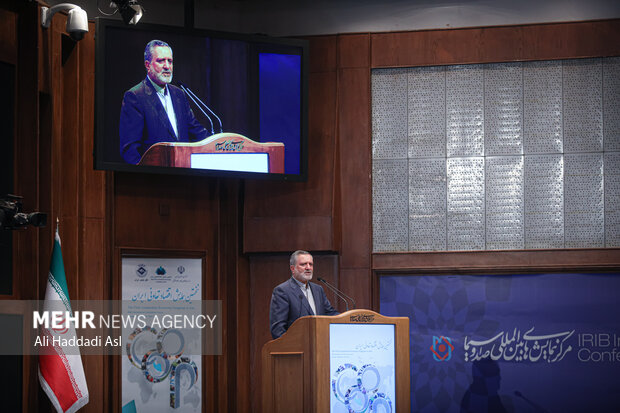 صولت مرتضوی وزیر کار تعاون و رفاه اجتماعی در حال سخنرانی در نخستین همایش اقتصادی تعاونی ایران است