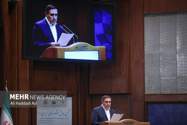 بهمن عبداللهی رئیس اتاق تعاون ایران در حال سخنرانی در نخستین همایش اقتصادی تعاونی ایران است