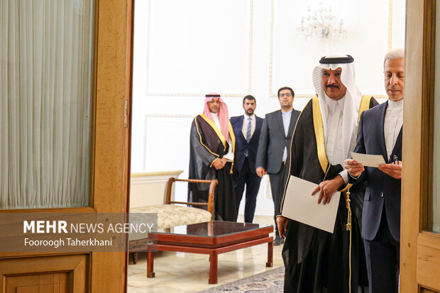 عبدالله بن سعود العنزی سفر جدید عربستان در ایران در حال ورود به محل دیدار با حسین امیر عبداللهیان وزیر امور خارجه ایران است
