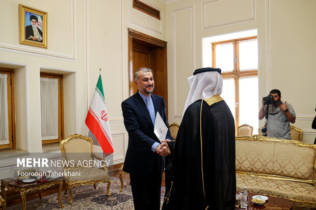 حسین امیر عبداللهیان وزیر امور خارجه ایران در حال استقبال و گفتگو با عبدالله بن سعود العنزی سفر جدید عربستان در ایران است