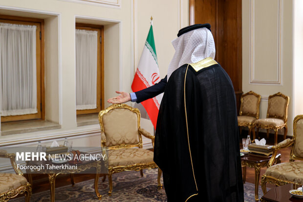 حسین امیر عبداللهیان وزیر امور خارجه ایران در حال استقبال از با عبدالله بن سعود العنزی سفر جدید عربستان در ایران است
