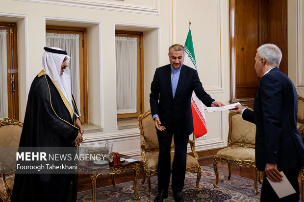 حسین امیر عبداللهیان وزیر امور خارجه ایران در حال استقبال از با عبدالله بن سعود العنزی سفر جدید عربستان در ایران است