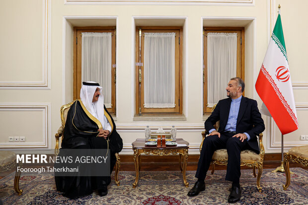 حسین امیر عبداللهیان وزیر امور خارجه ایران در حال گفتگو با عبدالله بن سعود العنزی سفر جدید عربستان در ایران  است 