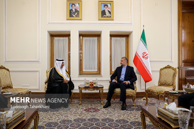 حسین امیر عبداللهیان وزیر امور خارجه ایران در حال گفتگو با عبدالله بن سعود العنزی سفر جدید عربستان در ایران  است 