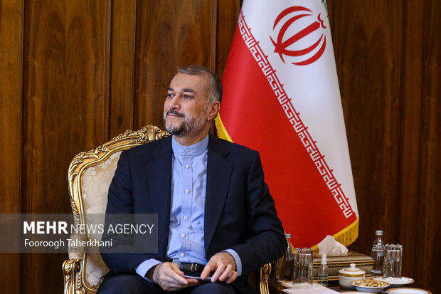 حسین امیر عبداللهیان وزیر امور خارجه ایران  در محل دیدار با لوئیجی دی مایو، نماینده ویژه اتحادیه اروپا در منطقه خلیج فارس حضور دارد