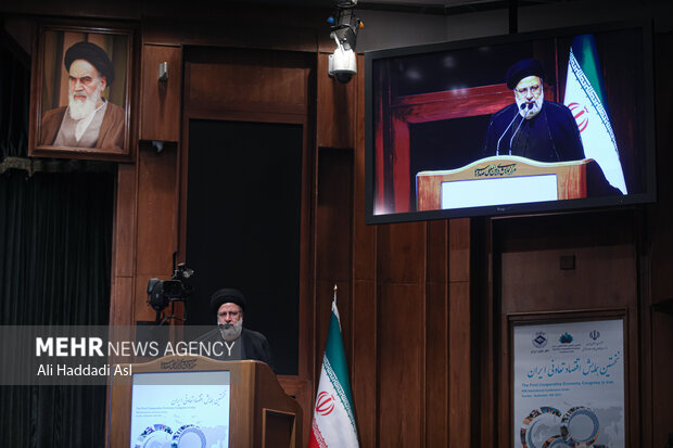 حجت الاسلام سید ابراهیم رئیسی رئیس جمهور در حال سخنرانی در نخستین همایش اقتصادی تعاونی ایران است