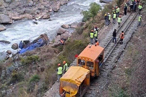 3 کشته و مجروح بر اثر خروج قطار از ریل در پرو