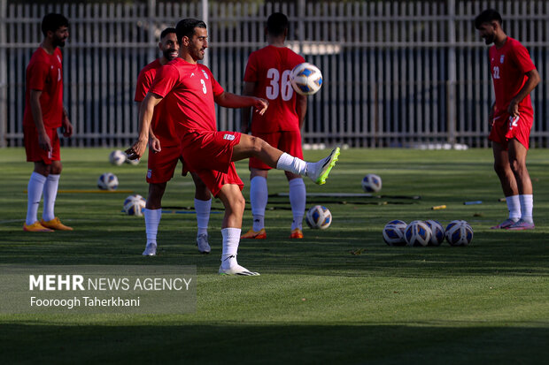 احسان حاج صفی در سومین جلسه تمرین تیم ملی فوتبال ایران برای برگزاری دیدار دوستانه برابر تیم‌آنگولا حضور دارد