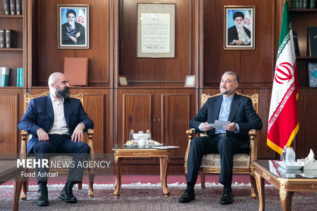 حسین امیرعبداللهیان وزیر امور خارجه ایران و بافل طالبانی رئیس حزب اتحادیه میهنی کردستان عراق در محل مرکز مطالعات سیاسی و بین المللی وزارت امور خارجه حضور دارند