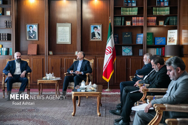 حسین امیرعبداللهیان وزیر امور خارجه ایران و بافل طالبانی رئیس حزب اتحادیه میهنی کردستان عراق در محل مرکز مطالعات سیاسی و بین المللی وزارت امور خارجه حضور دارند