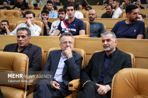 محمدرضا داورزنی رییس فدراسیون والیبال و بهروز عطایی مربی تیم ملی والیبال در مراسم تجلیل از قهرمانان و مدال آوران ورزش حضور دارند