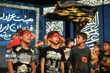 Tahran'da çocuklar için matem merasimi düzenlendi