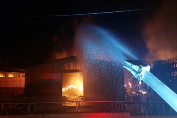وقوع آتش سوزی مهیب در شهرک صنعتی یزد/ عملیات اطفا ادامه دارد