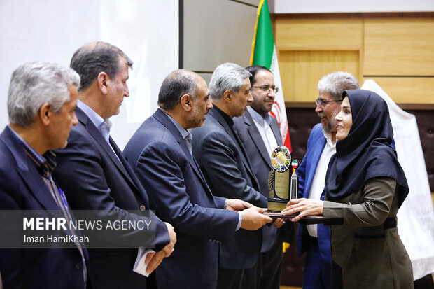 محمدعلی نیکبخت وزیر جهادکشاورزی در سی و هفتمین جشنواره تقدیر از برترین تولیدکنندگان بخش کشاورزی