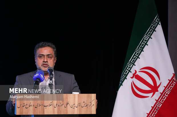 حسین زین الصالحین مدیرکل ثبت احوال استان تهران  در حال سخنرانی در مراسم تقدیر از دستگاه‌های نمونه در جشنواره شهید رجایی است