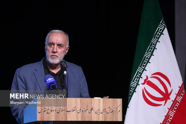 علیرضا فخاری استاندار تهران در حال سخنرانی در مراسم تقدیر از دستگاه‌های نمونه در جشنواره شهید رجایی است