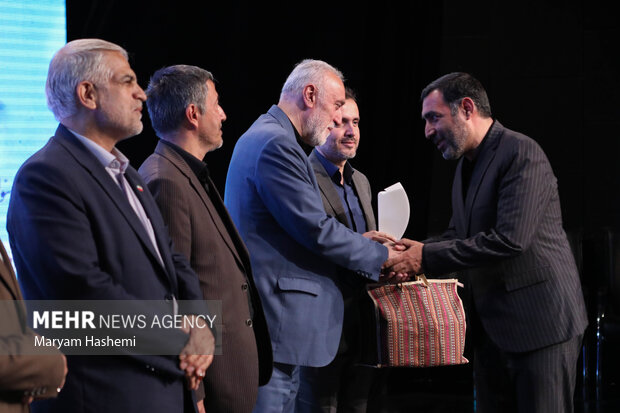 علیرضا فخاری استاندار تهران درحال اهدای لوح و جوایز از دستگاه‌های نمونه در جشنواره شهید رجایی است
