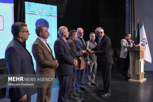 علیرضا فخاری استاندار تهران درحال اهدای لوح و جوایز از دستگاه‌های نمونه در جشنواره شهید رجایی است
