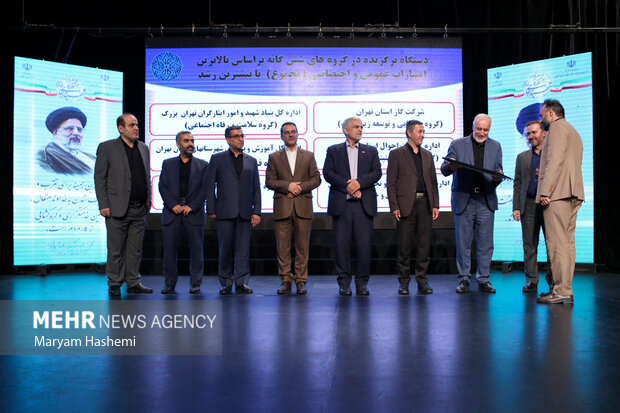 علیرضا فخاری استاندار تهران درحال دریافت لوح از دستگاه‌های نمونه در جشنواره شهید رجایی است