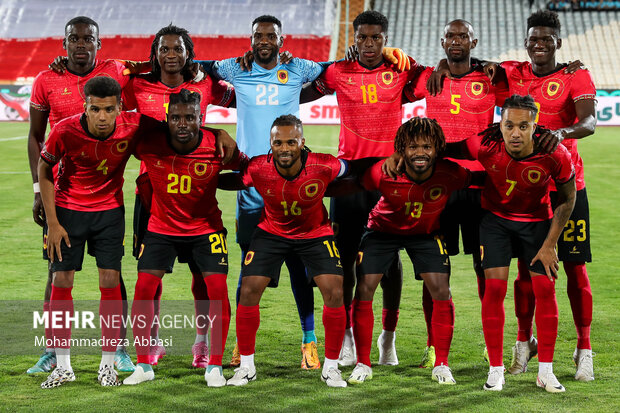 بازیکنان تیم ملی فوتبال آنگولا در حال گرفتن عکس یادگاری پیش از دیدار تیم های ملی فوتبال ایران و آنگولا هستند 