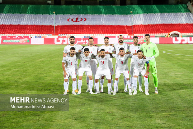 بازیکنان تیم ملی فوتبال آایران در حال گرفتن عکس یادگاری پیش از دیدار تیم های ملی فوتبال ایران و آنگولا هستند 