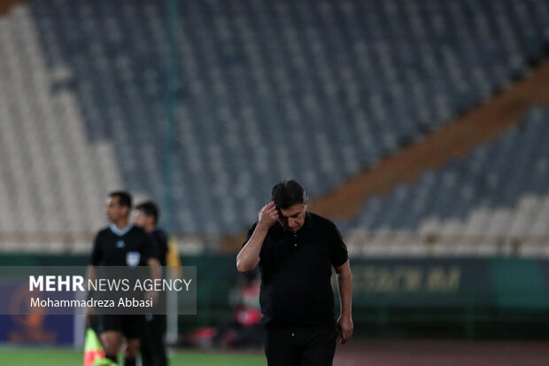 امیر قعله نوعی سرمربی تیم ملی فوتبال ایران در دیدار تیم های ملی فوتبال ایران و آنگولا در ورزشگاه آزادی تهران حضور دارد