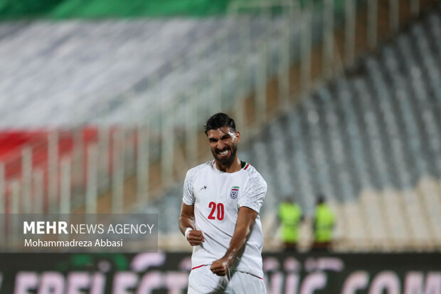 شهریار مغانلو در حال شادی پس از به ثمر رساندن گل چهارم تیم ملی فوتبال ایران در دیدار تیم های ملی فوتبال ایران و آنگولا است 
