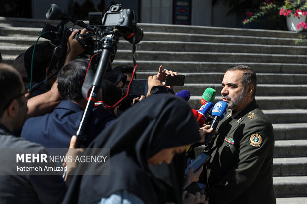 محمدرضا آشتیانی وزیر دفاع در حاشیه جلسه هیئت دولت حضور دارد
