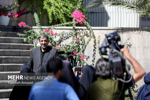 عزت الله ضرغامی وزیر میراث فرهنگی و گردشگری در حاشیه هیئت دولت حضور دارند