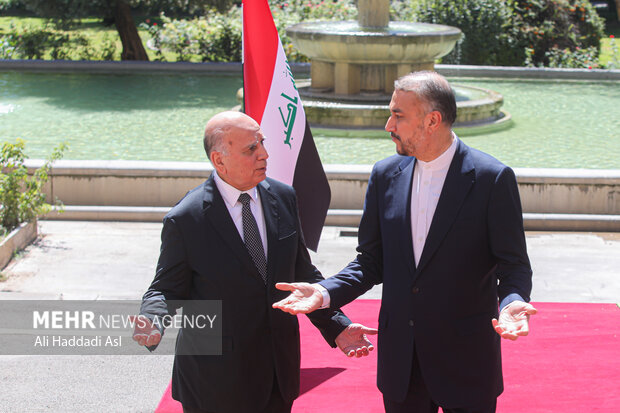 حسین امیر عبداللهیان، وزیر امور خارجه  در حال استقبال از  فواد حسین، وزیر امور خارجه عراق است