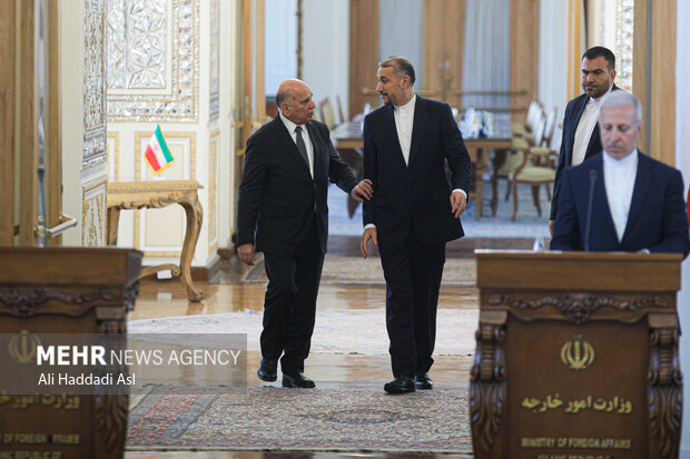 حسین امیر عبدالهیان وزیر امور خارجه ایران و فواد حسین، وزیر امور خارجه عراق در حال ورود به محل کنفرانس مطبوعاتی مشترک وزرای خارجه عراق و ایران هستند