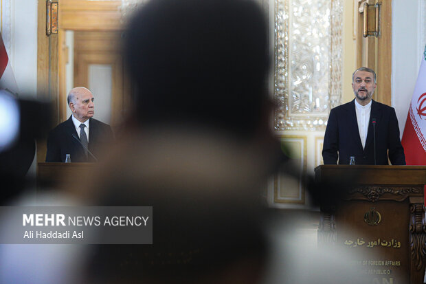 حسین امیر عبدالهیان وزیر امور خارجه ایران و فواد حسین، وزیر امور خارجه عراق در کنفرانس خبری مشترک بعد از دیدار وزرای خارجه عراق و ایران حضور دارند