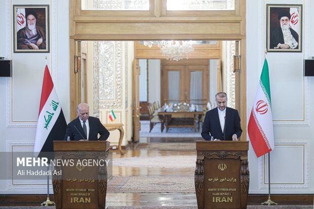حسین امیر عبدالهیان وزیر امور خارجه ایران و فواد حسین، وزیر امور خارجه عراق در کنفرانس خبری بعد از دیدار وزرای خارجه عراق و ایران حضور دارند