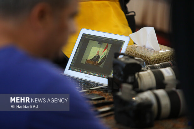 عکاسان خبری حاضر در دیدار وزرای خارجه عراق و ایران در حال ارسال عکس برای رسانه های خود هستند