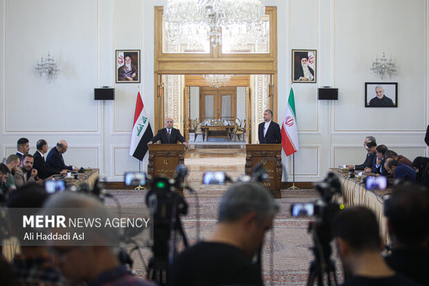 حسین امیر عبداللهیان وزیر امور خارجه ایران و فواد حسین، وزیر امور خارجه عراق در کنفرانس خبری مشترک پس از دیدار وزرای خارجه عراق و ایران حضور دارند