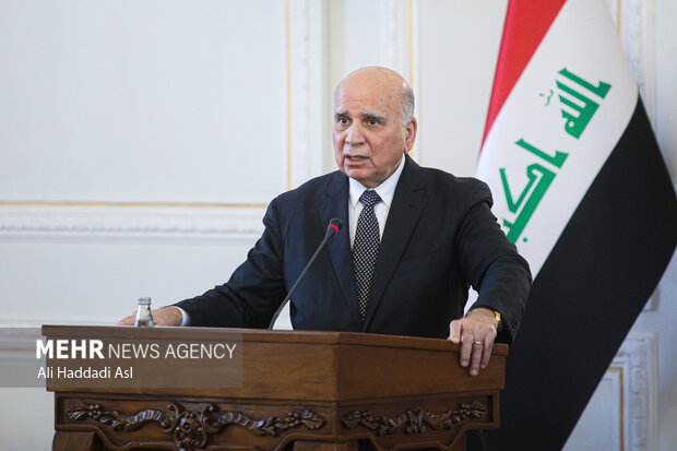 فواد حسین، وزیر امور خارجه عراق در کنفرانس خبری مشترک وزرای خارجه عراق و ایران حضور دارد
