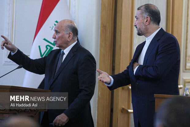 حسین امیر عبداللهیان وزیر امور خارجه ایران و فواد حسین، وزیر امور خارجه عراق در کنفرانس خبری مشترک پس از دیدار وزرای خارجه عراق و ایران حضور دارند