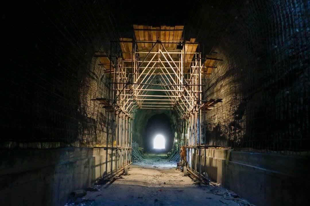 بام ایران منتظر شنیدن سوت قطار در ایستگاه وعدهها