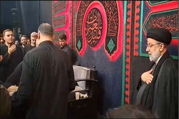 رئیس‌جمهور با حضور در یکی از مساجد تهران در مراسم سوگواری شرکت کرد