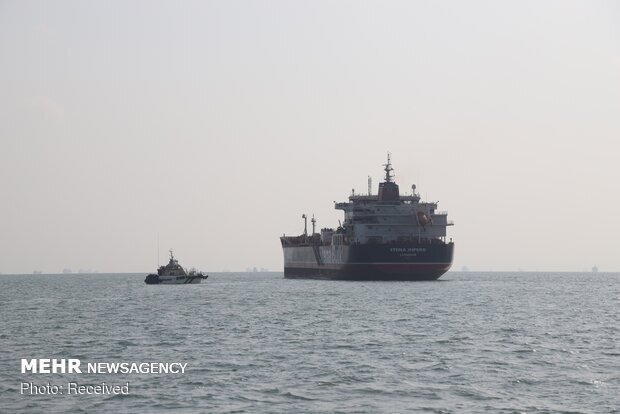 حرس الثورة الإسلامية يحتجز سفينتين تهربان مقادير كبيرة من الوقود عبر الخليج الفارسي