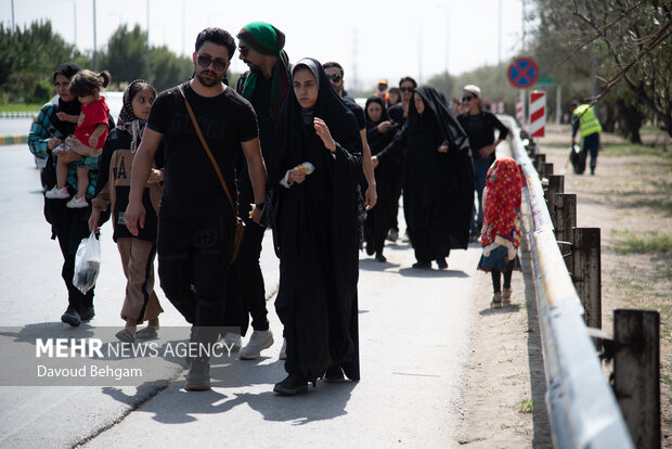 امام رضاؑ کے مشہد کی جانب پیدل مارچ کرتے زائرین
