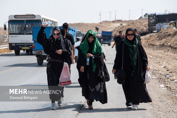 ۱۱ کاروان پیاده به سمت مشهد در حرکت هستند ۱۱ کاروان پیاده به سمت مشهد در حرکت هستند
